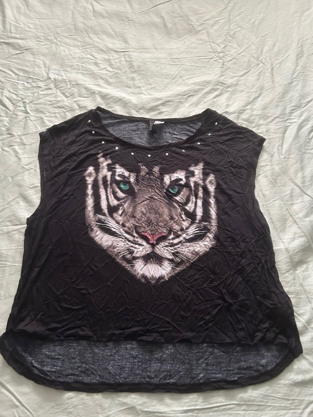 Tiger face studded dark heather gray t-shirt women size 12/ Large